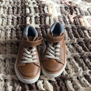 Children Place boys size 7 tan shoes